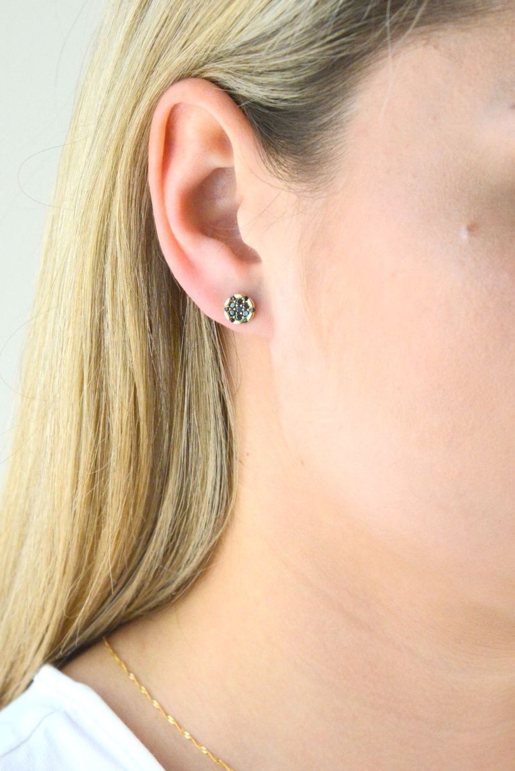 Złote kolczyki okrągłe z czarnymi cyrkoniami KL 9959. Złote kolczyki wkrętki. Złote kolczyki delikatne. Złote kolczyki minimalistyczne. Złote kolczyki z cyrkoniami. Złote kolczyki damskie. Kolczyki wkrętki.jpg